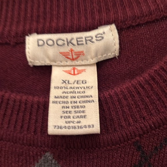 Men’s Dockers crew neck sweater in maroon and gray argyle pattern. - Picture 3 of 4